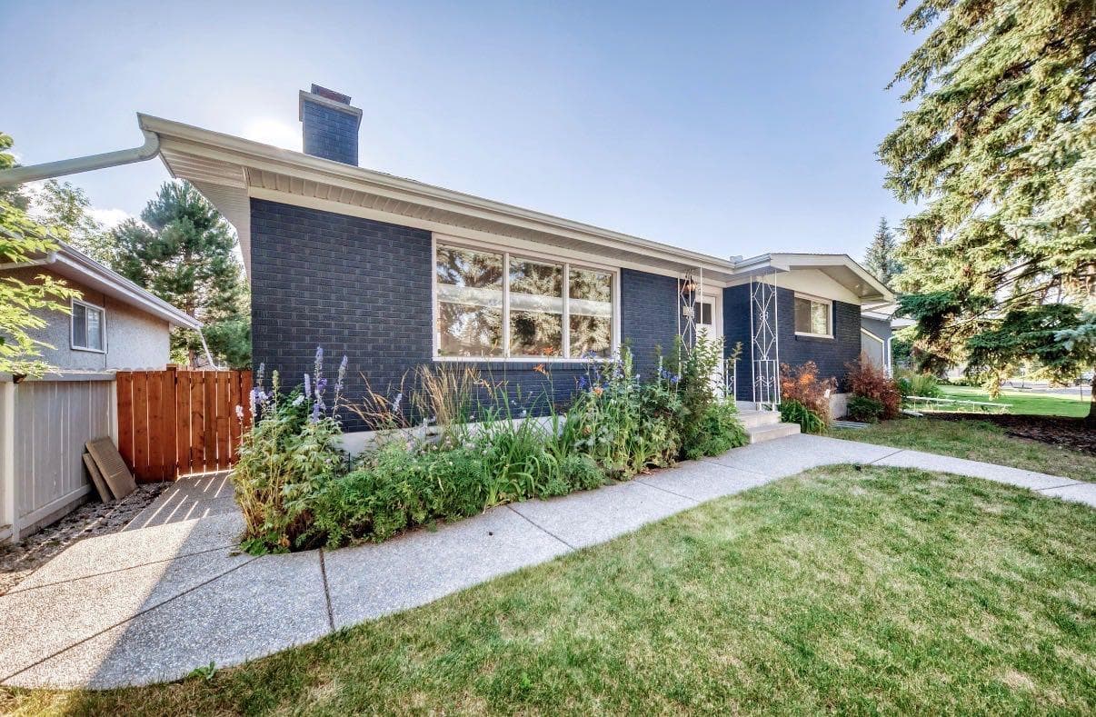 411 Woodland Crescent SE — photo 3