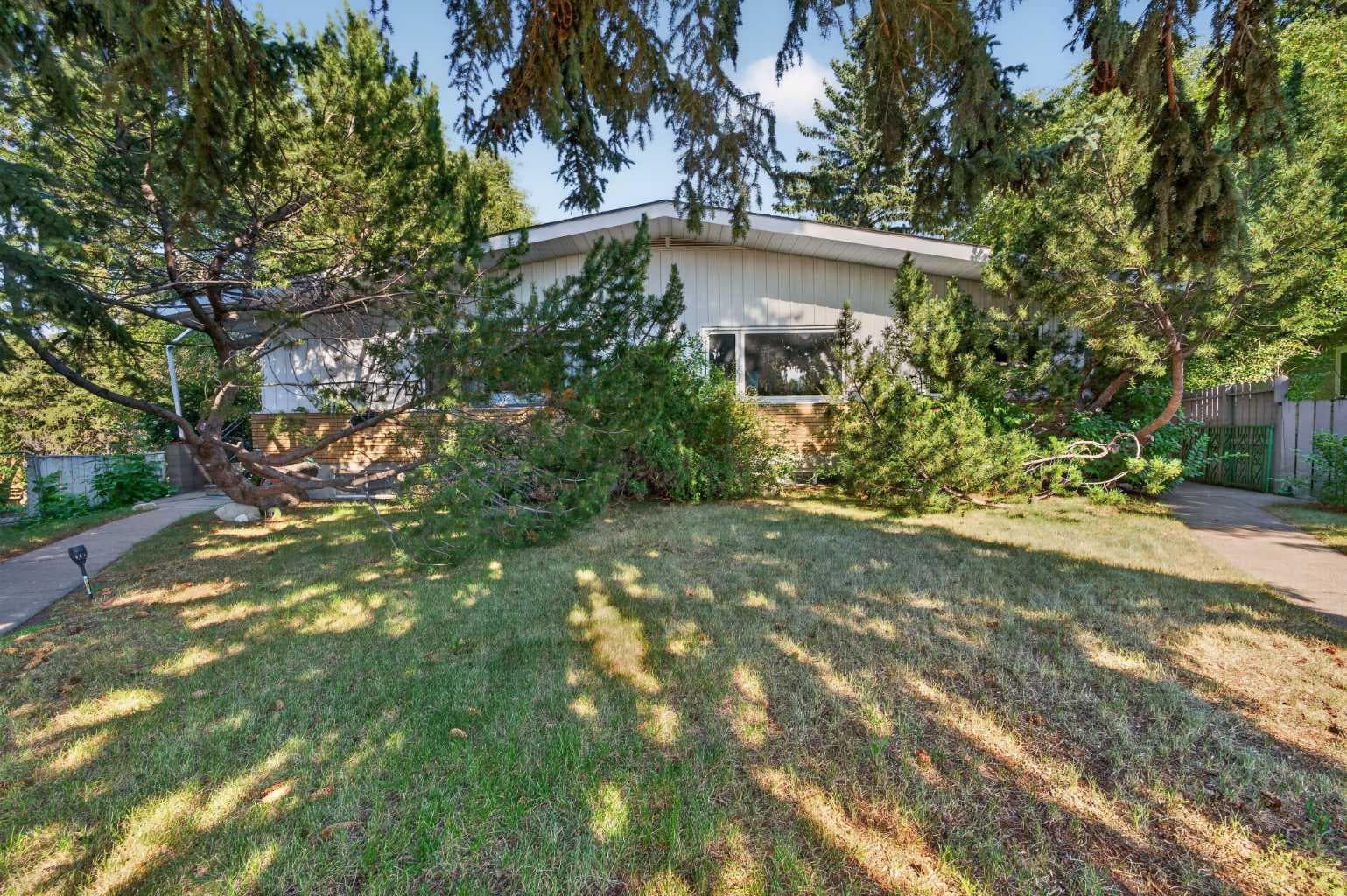 14 Rosetree Crescent NW — photo 1