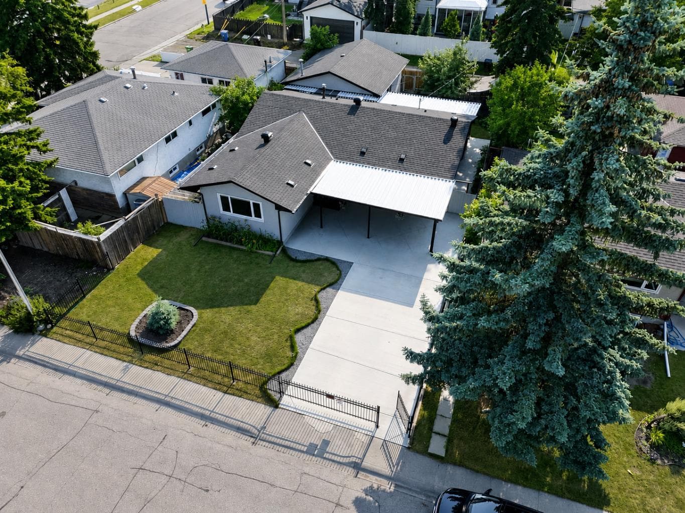 23 Sussex Crescent SW — photo 1