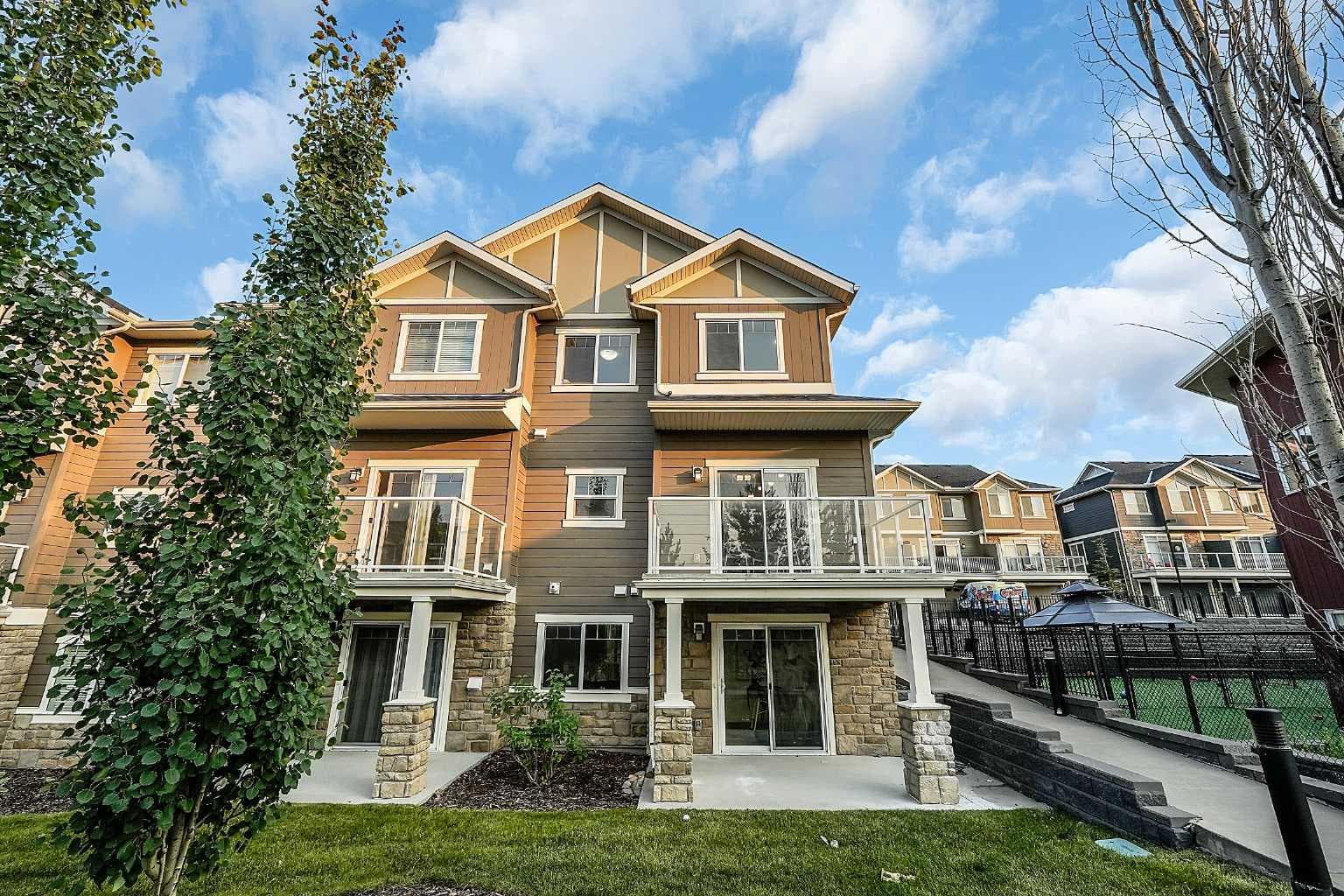570 Evanston Manor NW — photo 3
