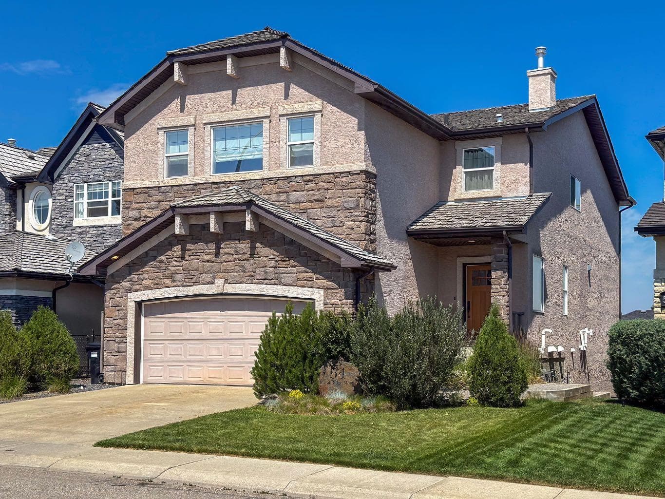 54 Royal Ridge Mount NW — photo 1