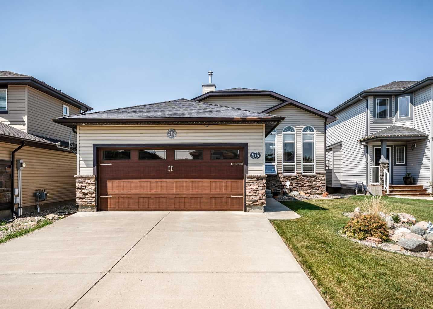 414 Gateway Crescent S — photo 1