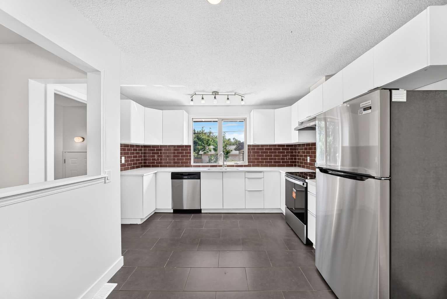311 72 Avenue NE — photo 5