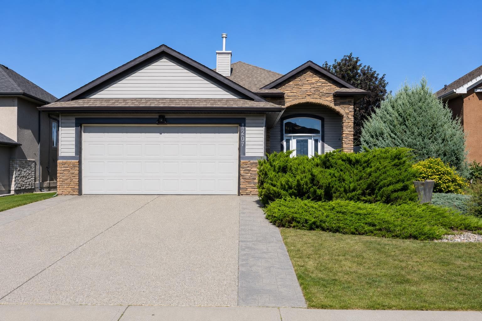 1207 Westmount Drive — photo 2
