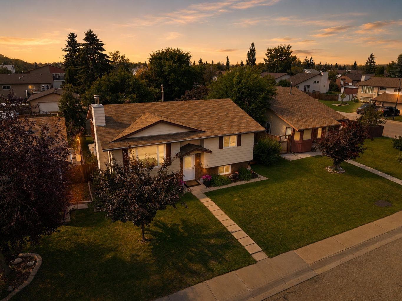 53 Reeves Crescent — photo 1