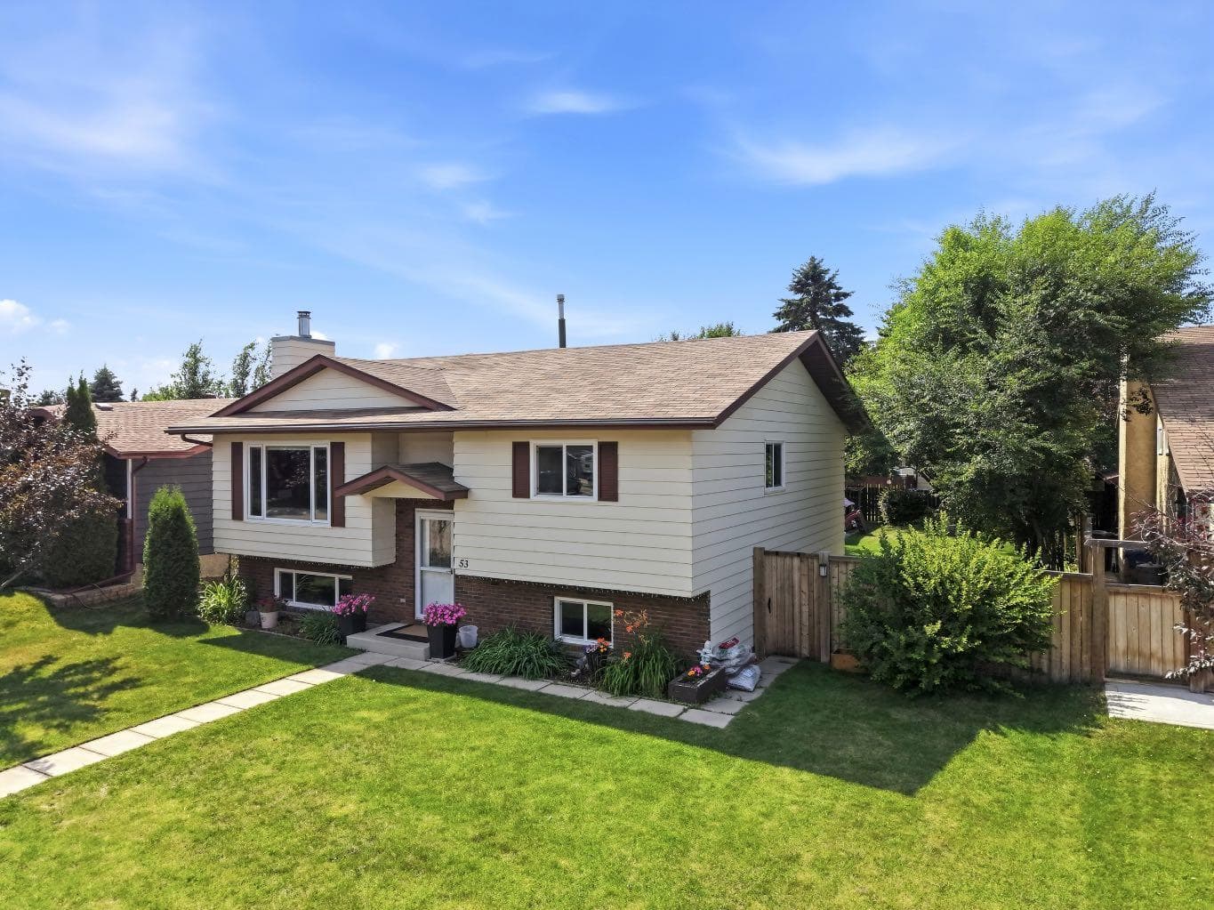 53 Reeves Crescent — photo 2