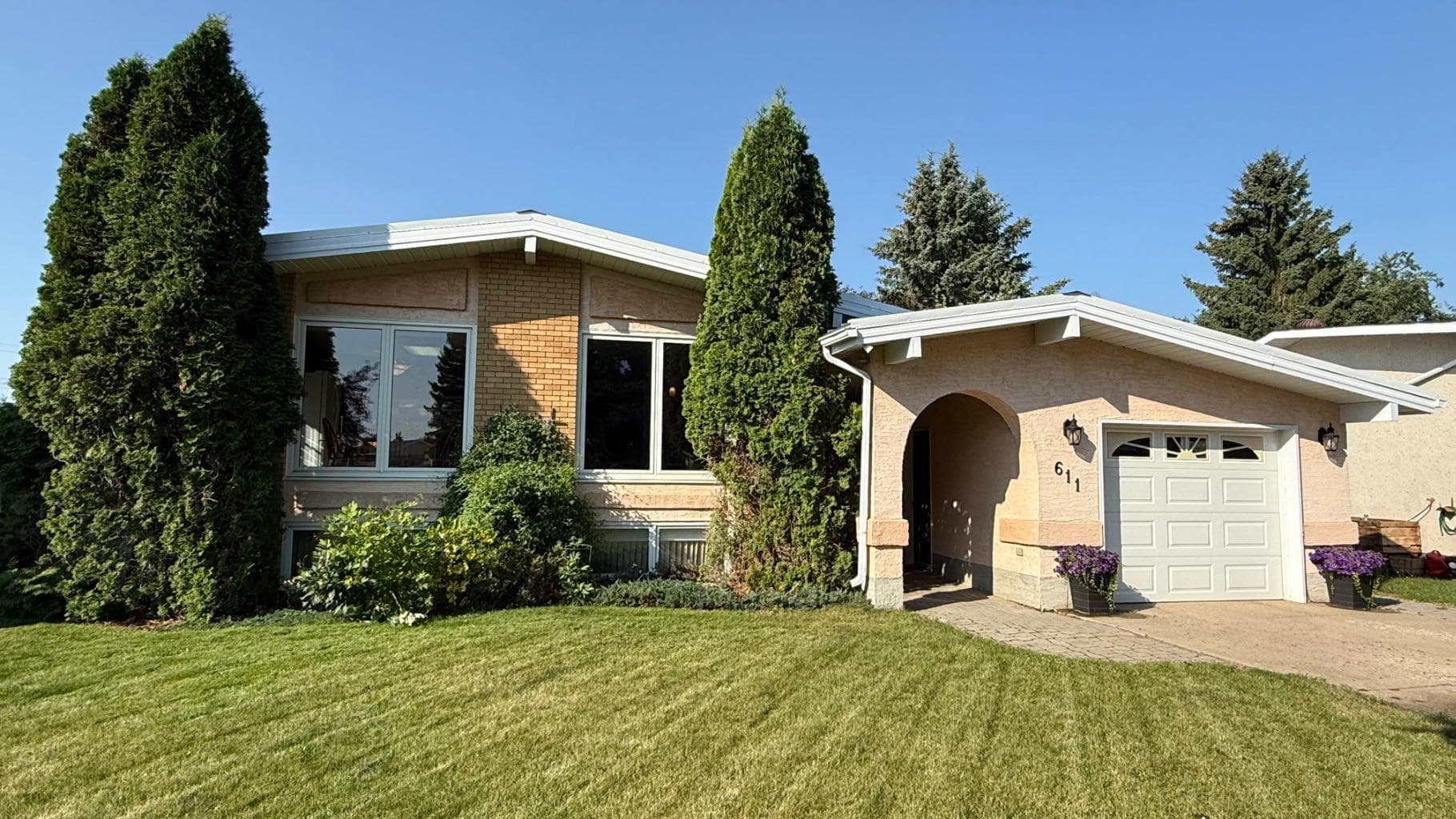 611 6 Avenue W — photo 2