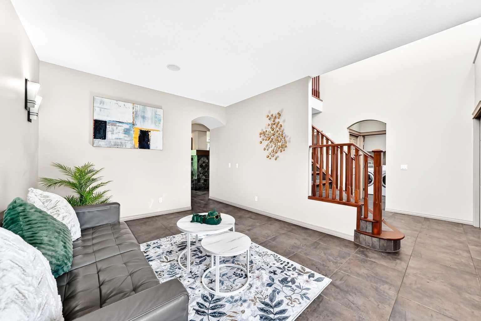 14 Springborough Crescent SW — photo 4