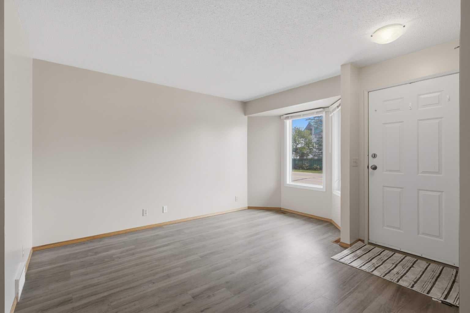 5414 45 Street — photo 3