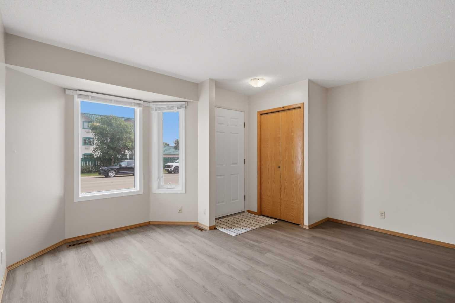 5414 45 Street — photo 4
