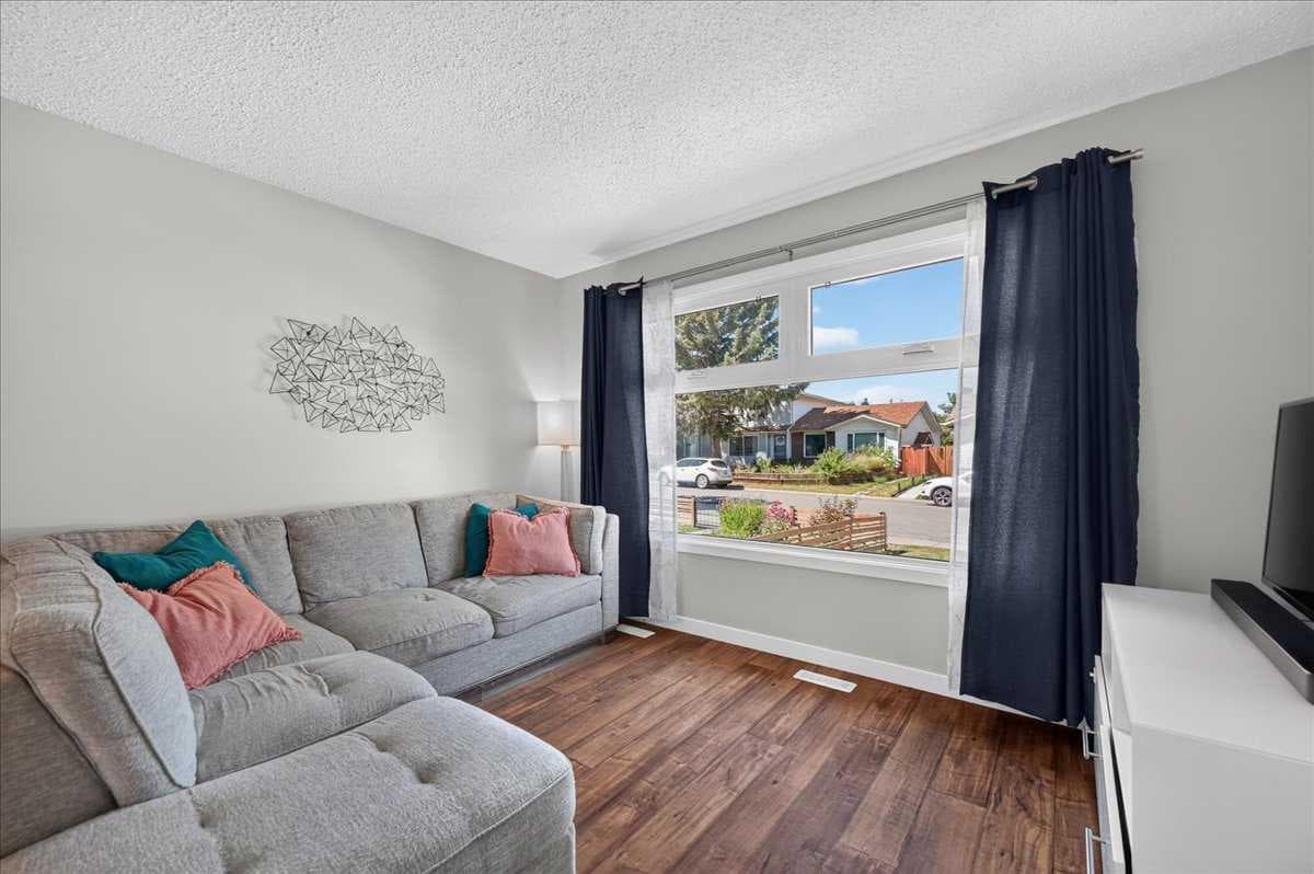 39 Midridge Gardens SE — photo 4