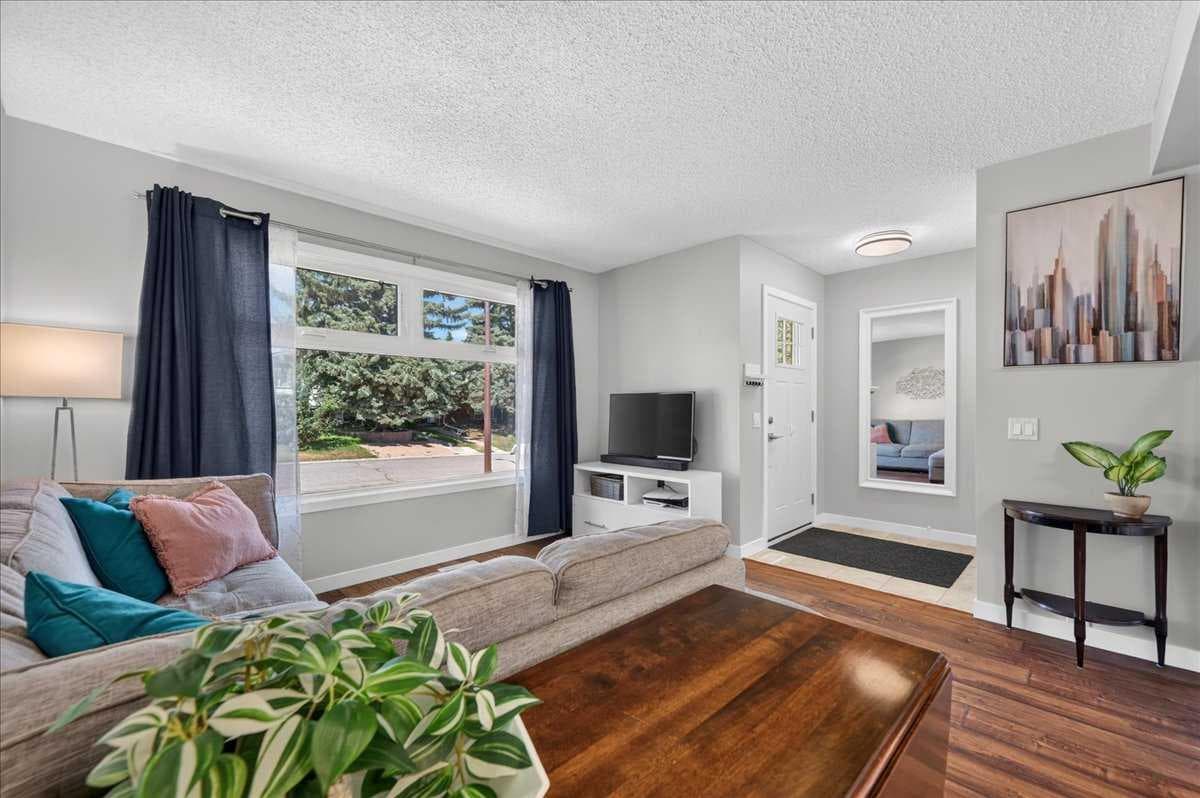 39 Midridge Gardens SE — photo 5