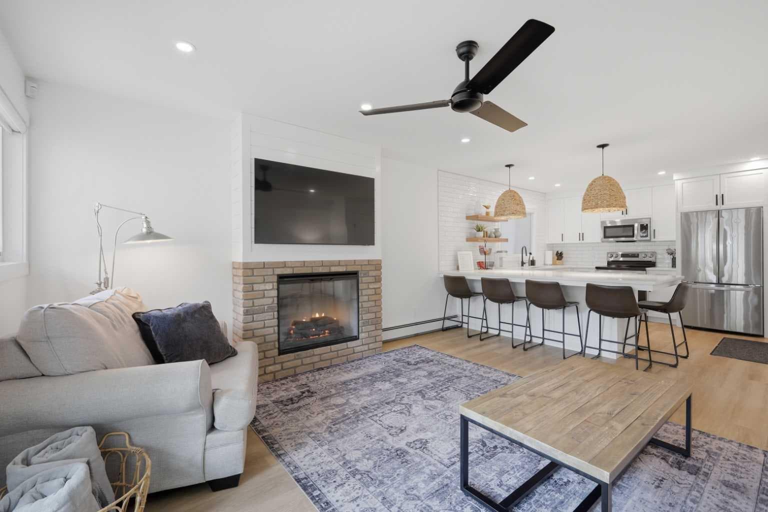 #2, 4415 Lakeshore Drive — photo 1