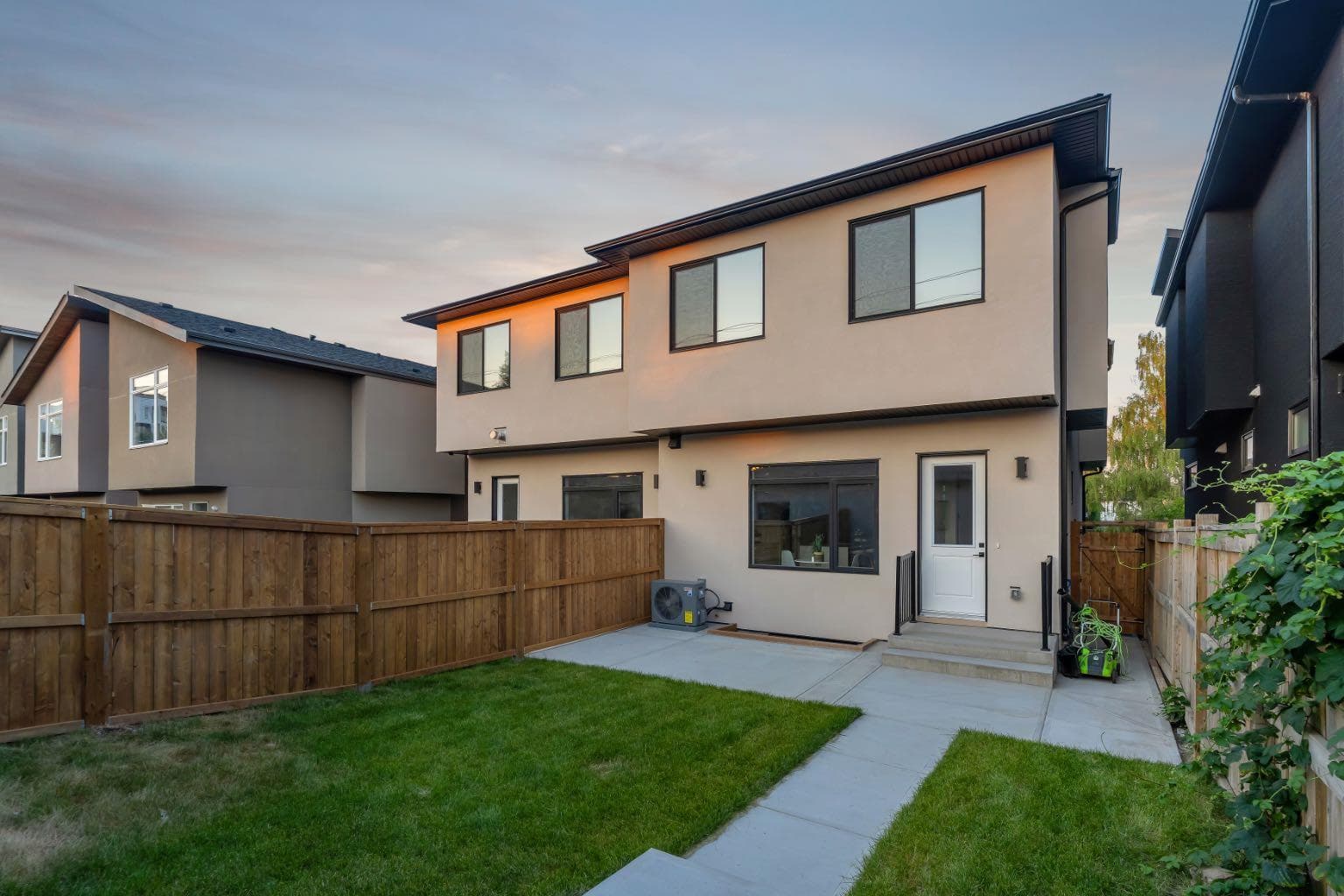 2229 36 Street SW — photo 2