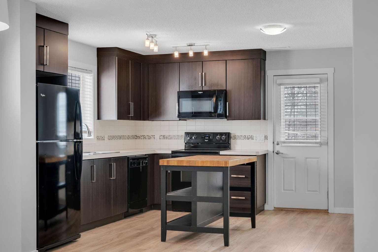 406 Mckenzie Towne Close SE — photo 5