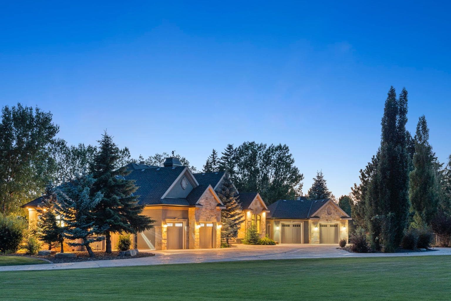 Detached in Blueridge Estates