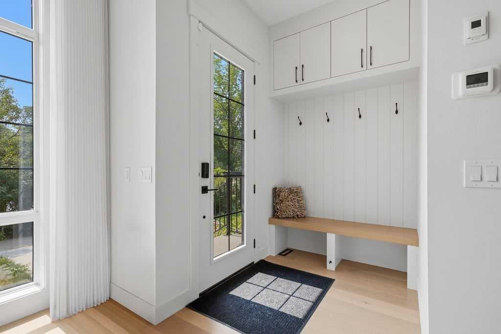 136 10 Avenue NW — photo 2