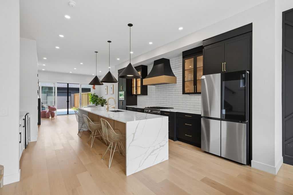 136 10 Avenue NW — photo 4