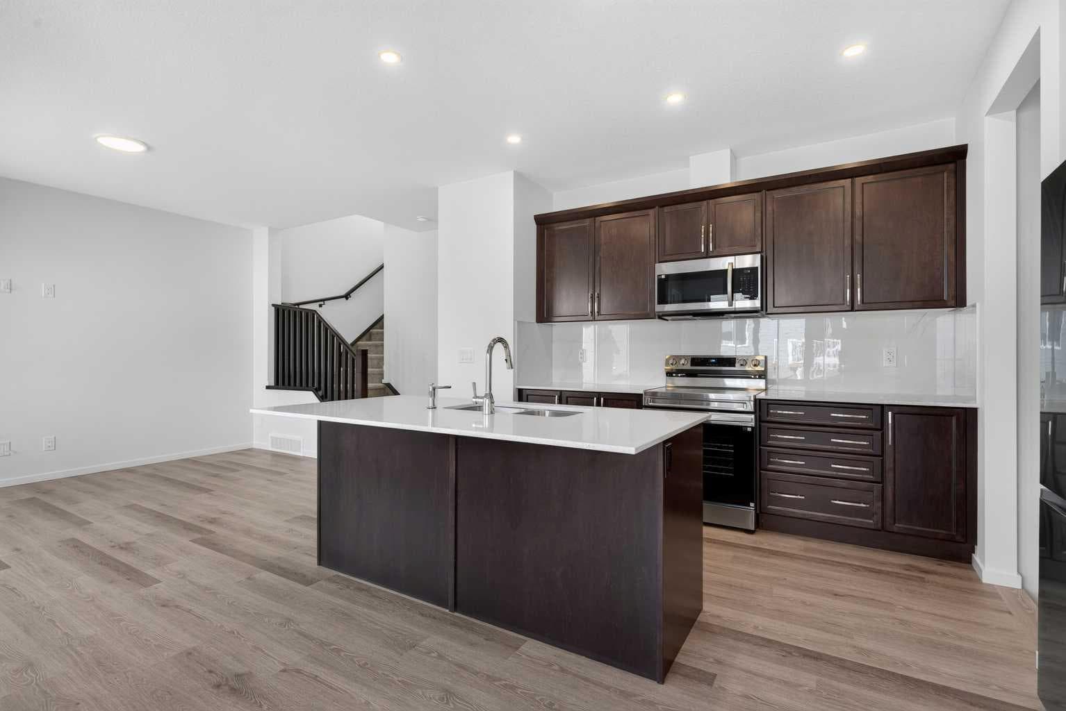 110 Yorkstone Villas SW — photo 2