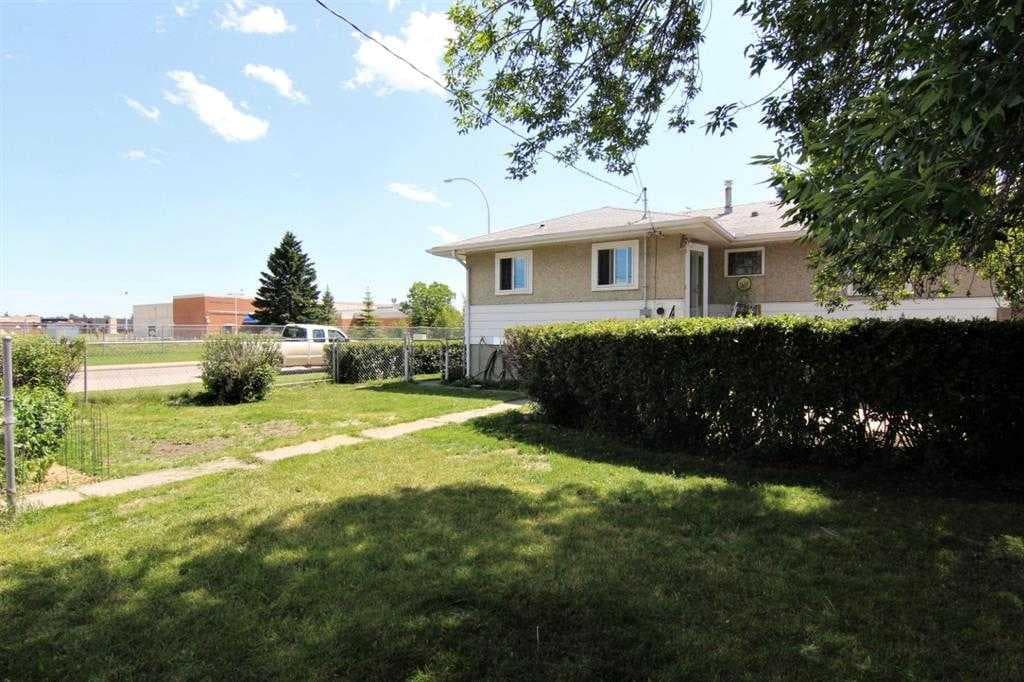 7504 39 Avenue NW — photo 3
