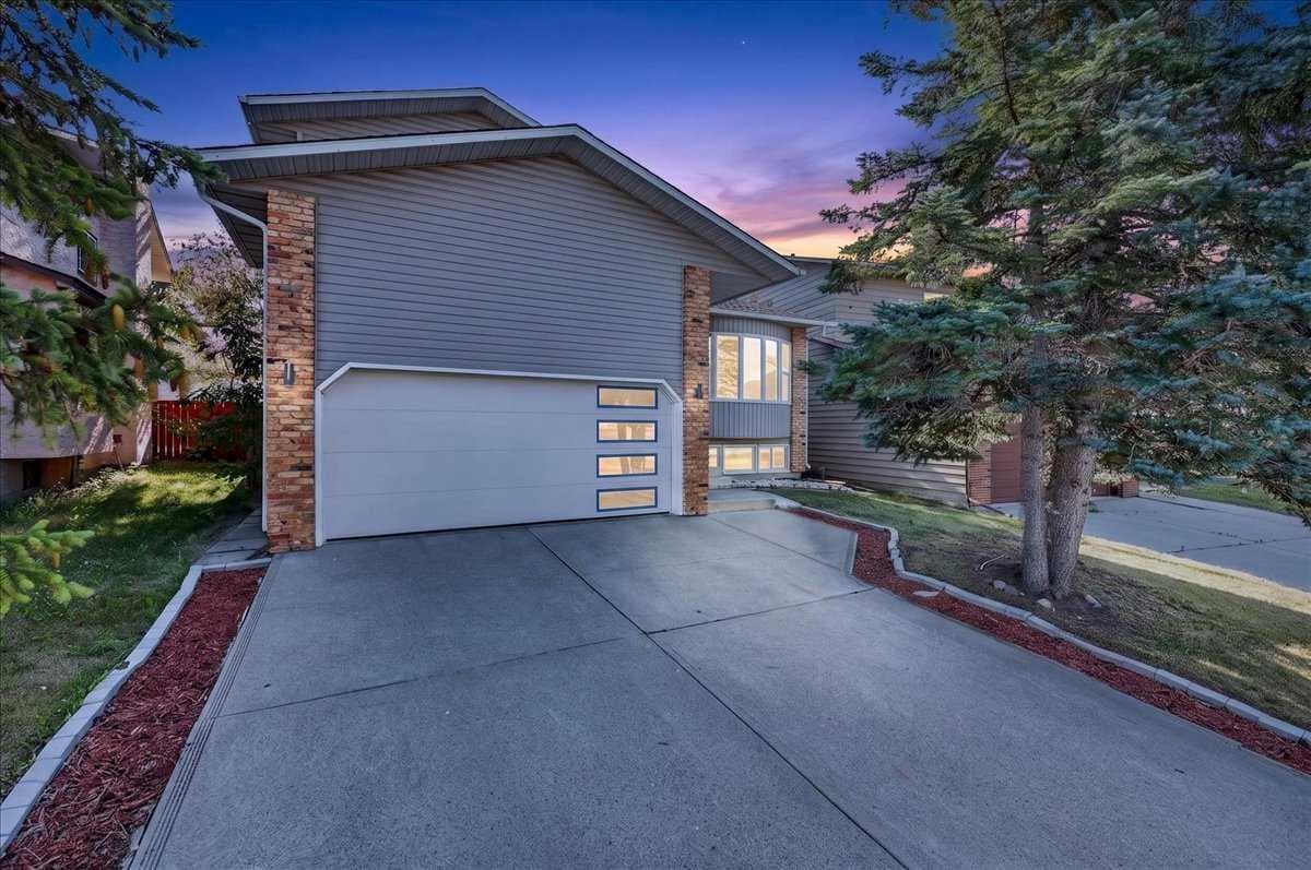 55 Whitehaven Crescent NE — photo 1