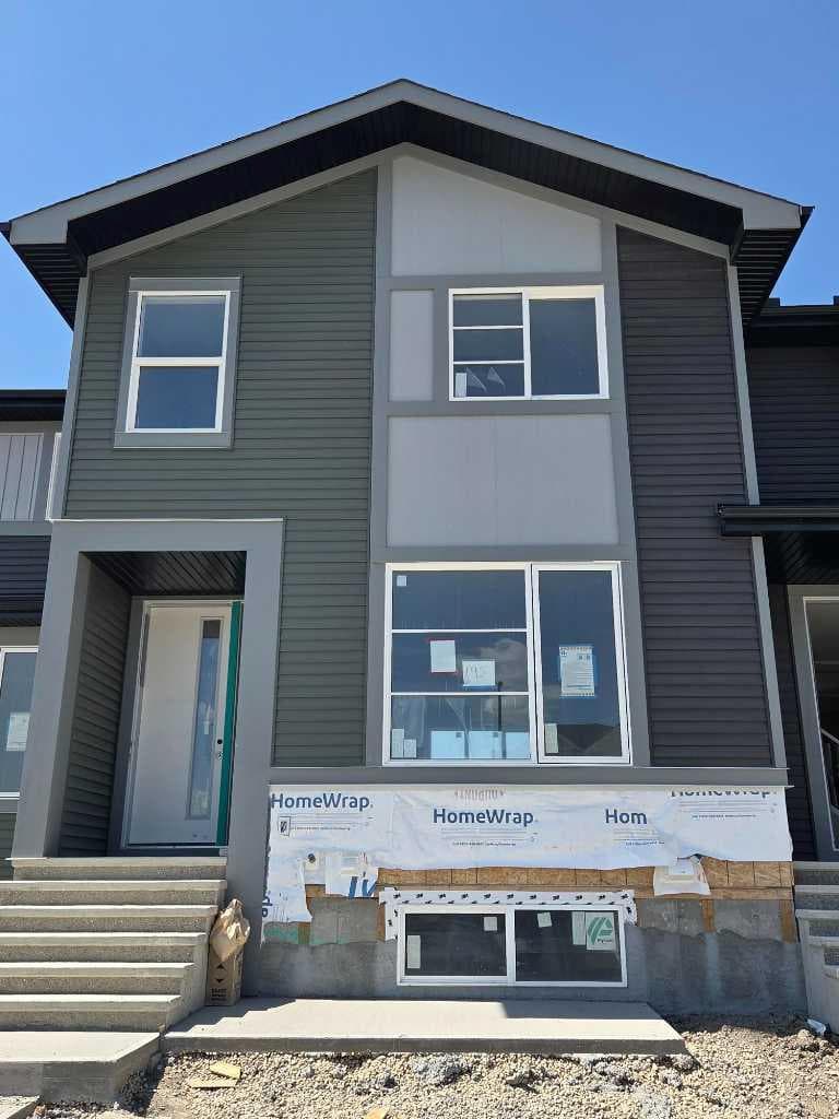 195 Lanark Boulevard SE — photo 1