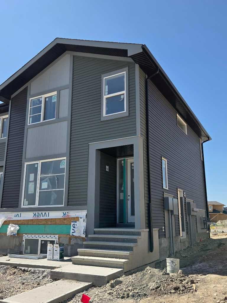 187 Lanark Gate SE — photo 1
