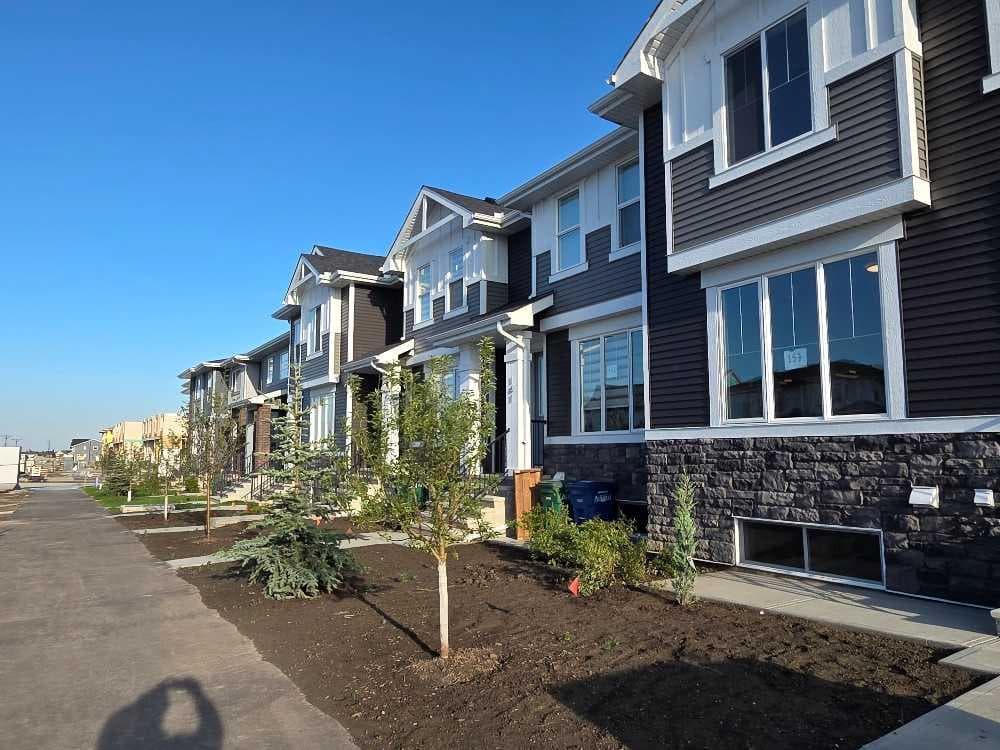 187 Lanark Gate SE — photo 2