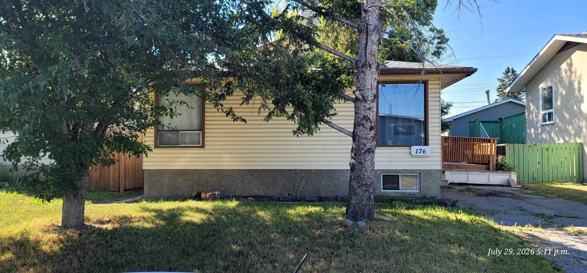 176 Penbrooke Close SE — photo 1