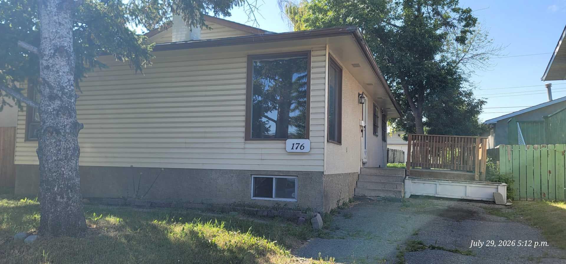 176 Penbrooke Close SE — photo 2