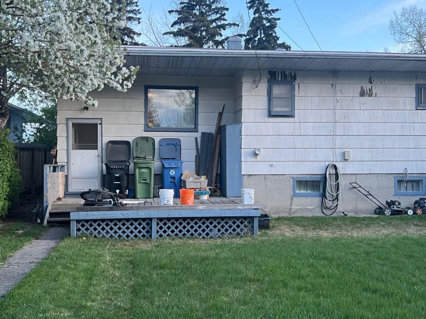 836 69 Avenue SW — photo 2