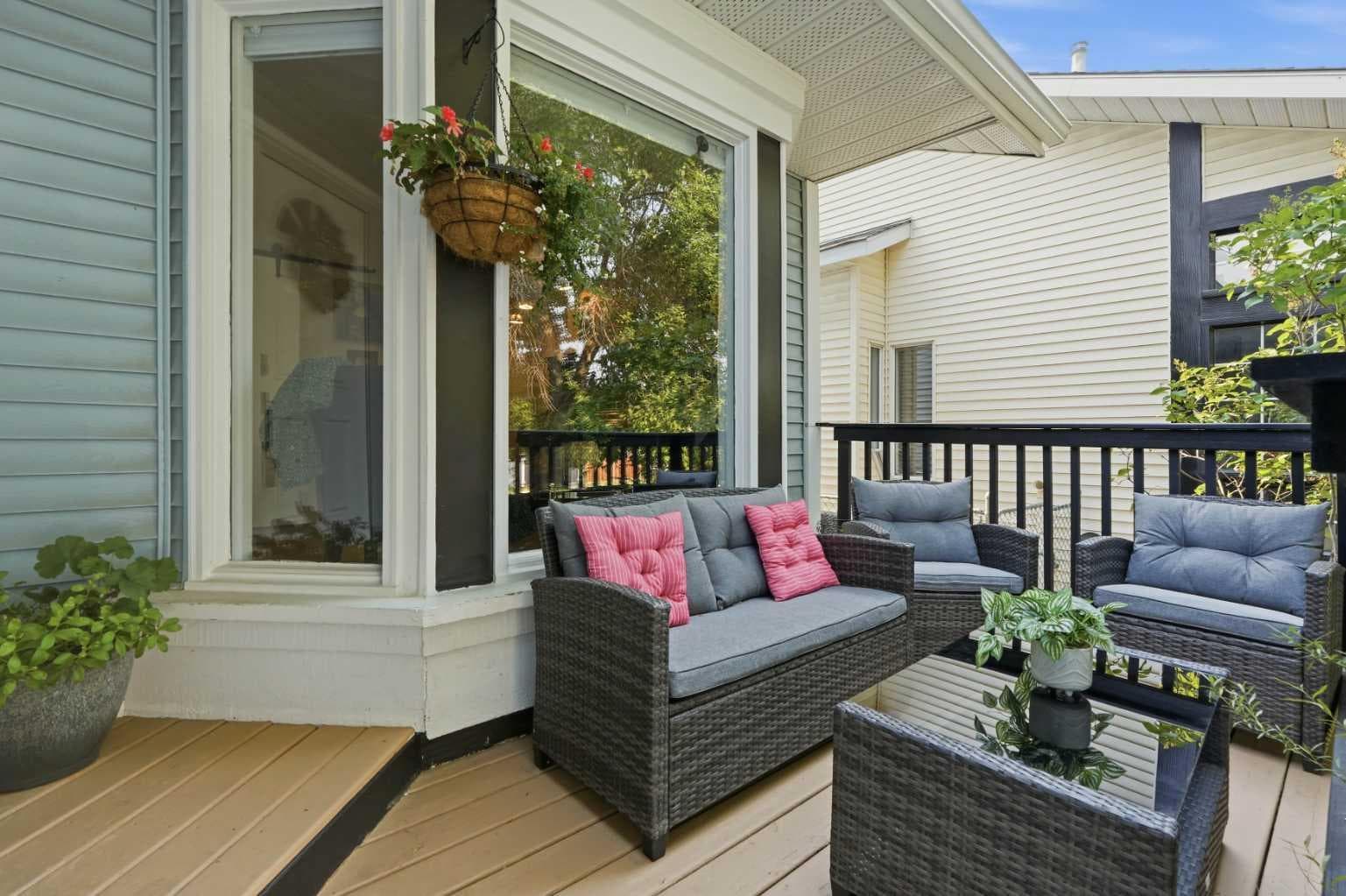 161 Douglasbank Way SE — photo 2