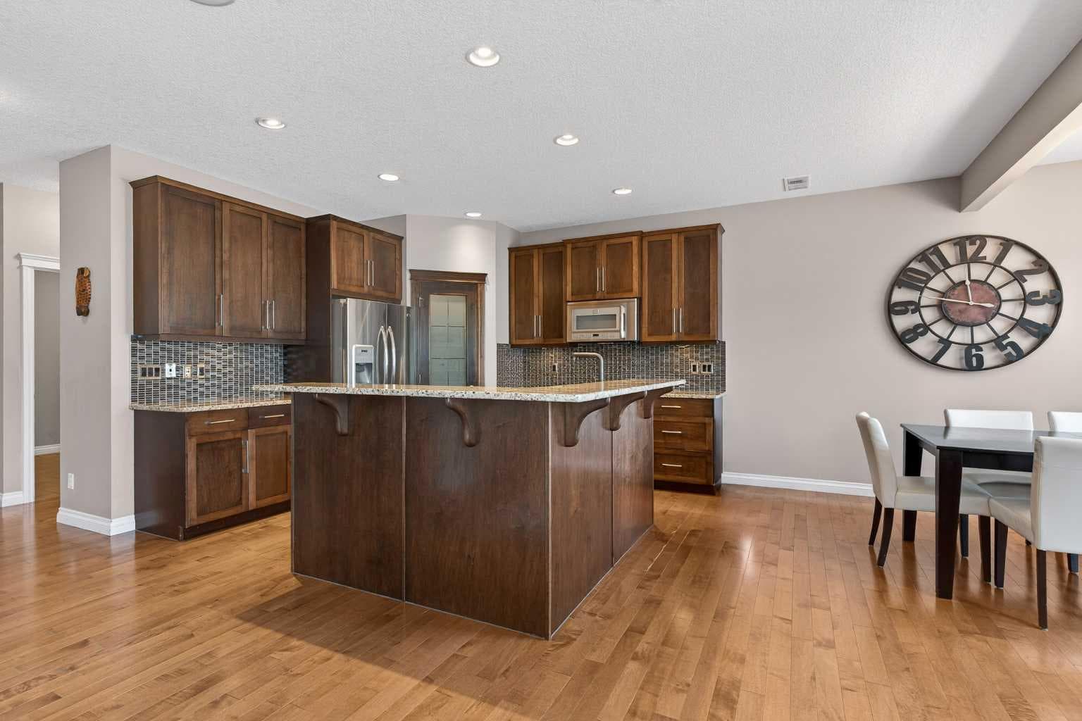 159 Sherwood Crescent NW — photo 2