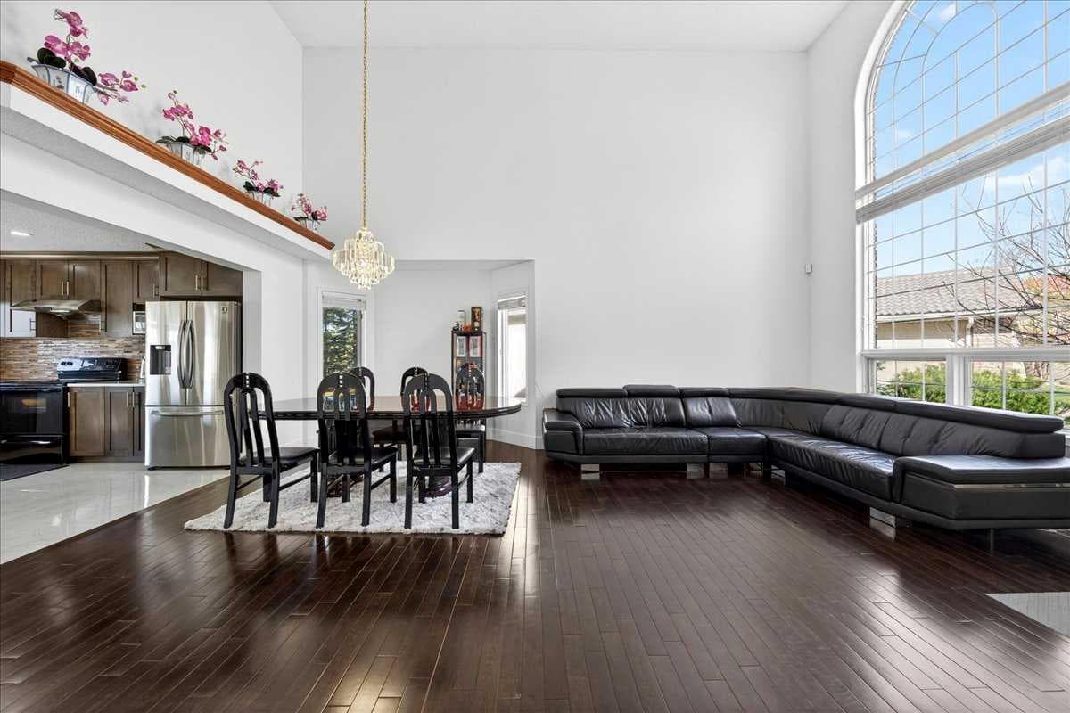 98 Hampstead Circle NW — photo 3