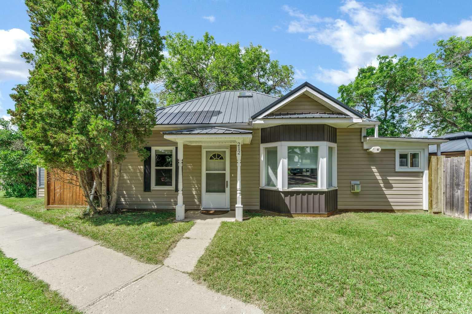212 6 Street SE — photo 1