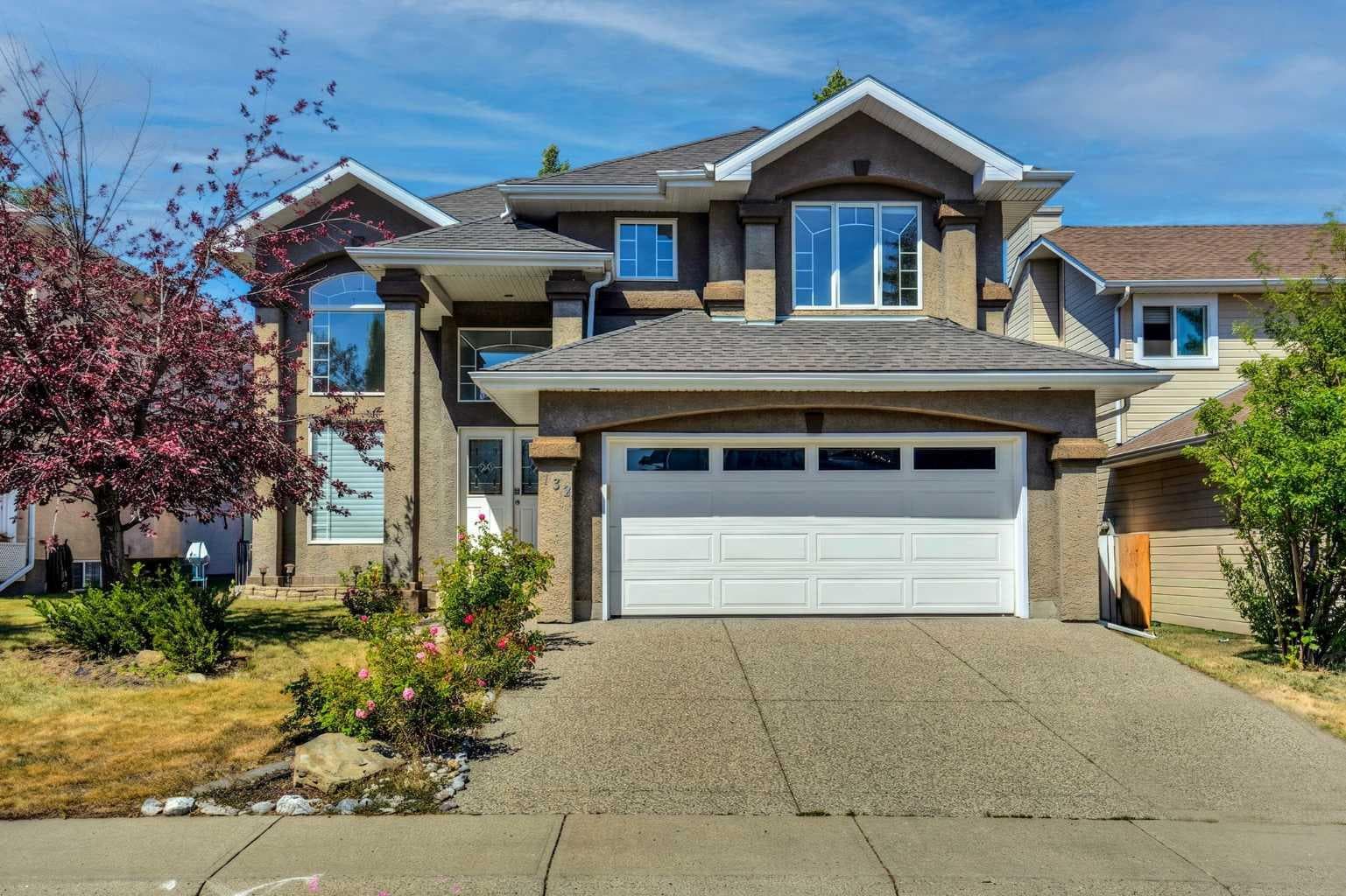 132 Evergreen Close SW — photo 1