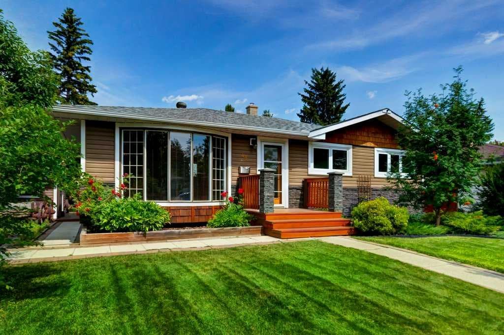 48 Hillary Crescent SW — photo 2
