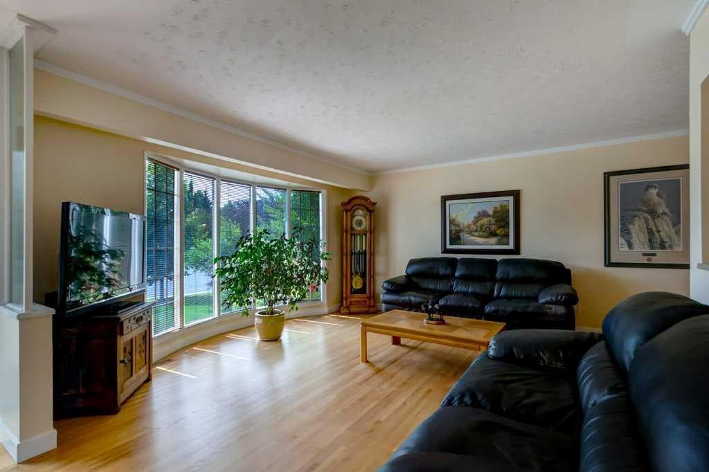 48 Hillary Crescent SW — photo 3