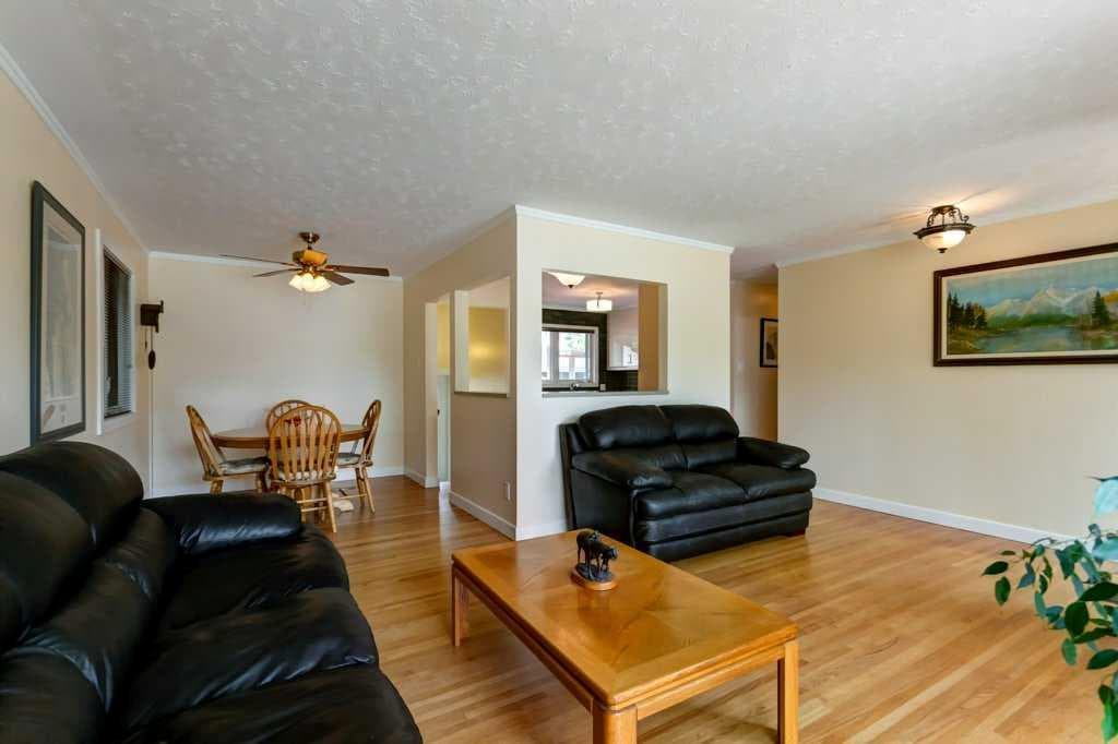 48 Hillary Crescent SW — photo 4