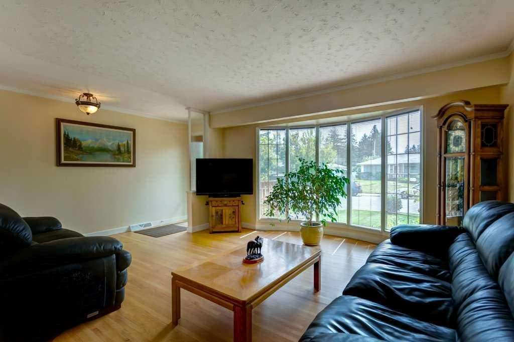 48 Hillary Crescent SW — photo 5