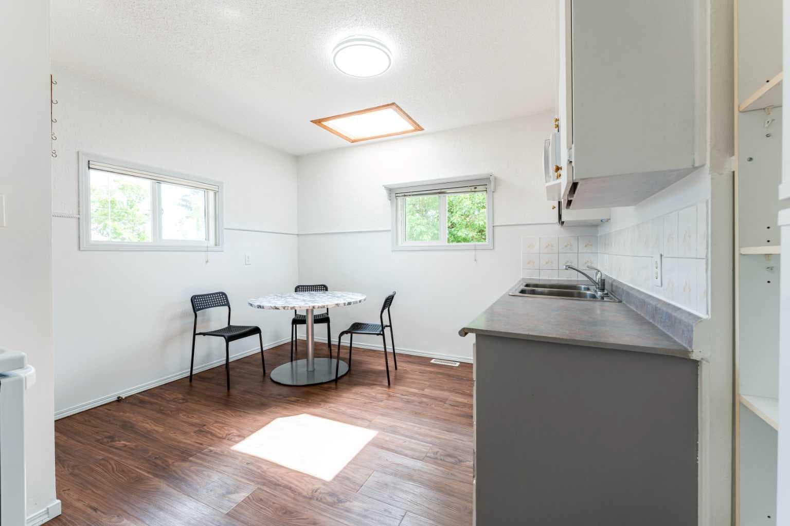 1502 40 Street SE — photo 4