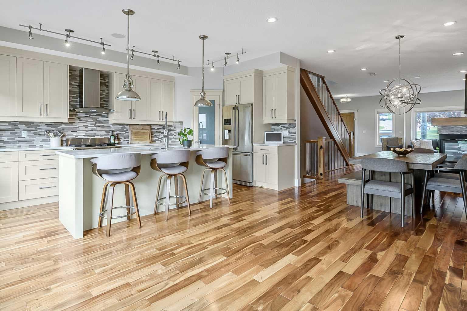 5013 23 Avenue NW — photo 3