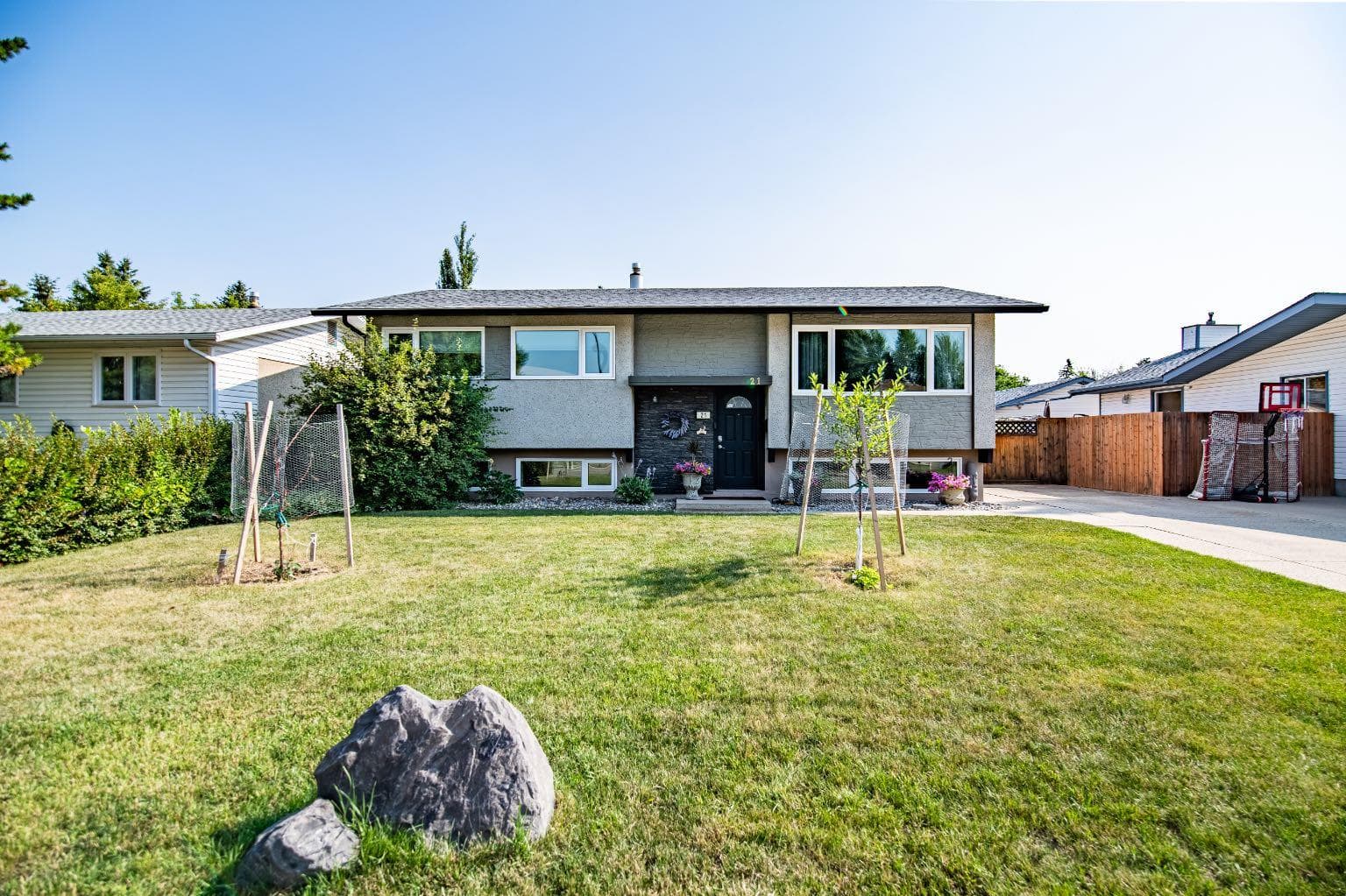 21 Malcolm Crescent — photo 1