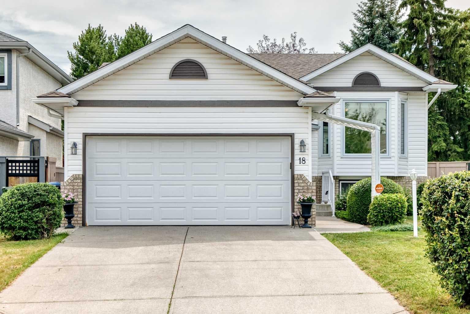 18 Shawbrooke Rise SW — photo 2