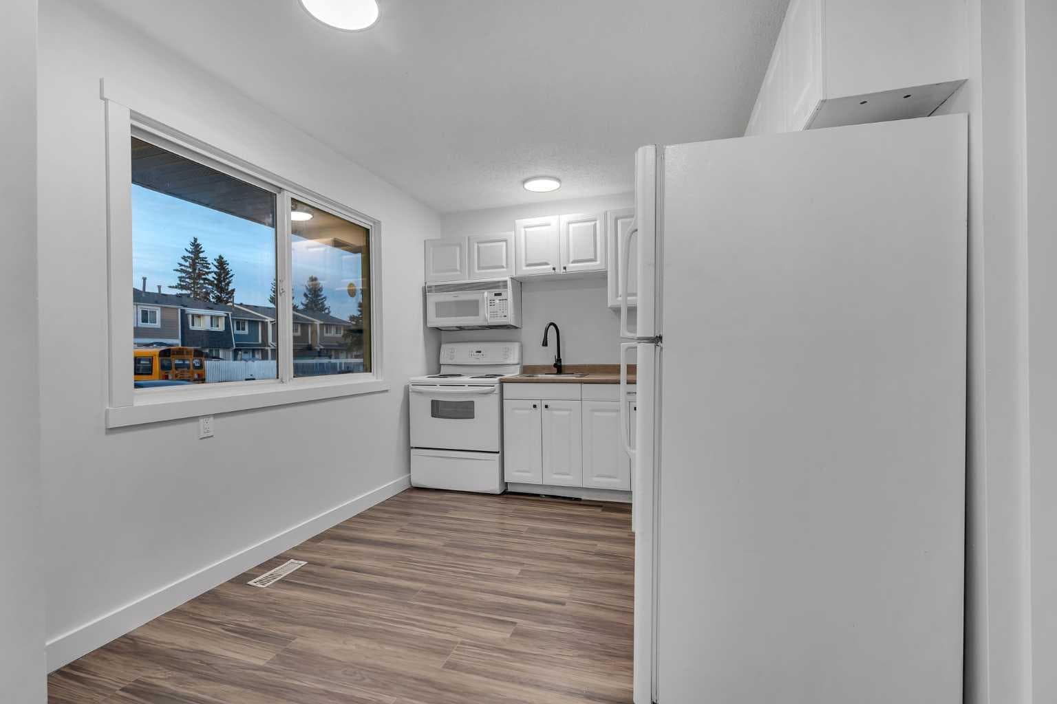 429 Georgian Villas NE — photo 4