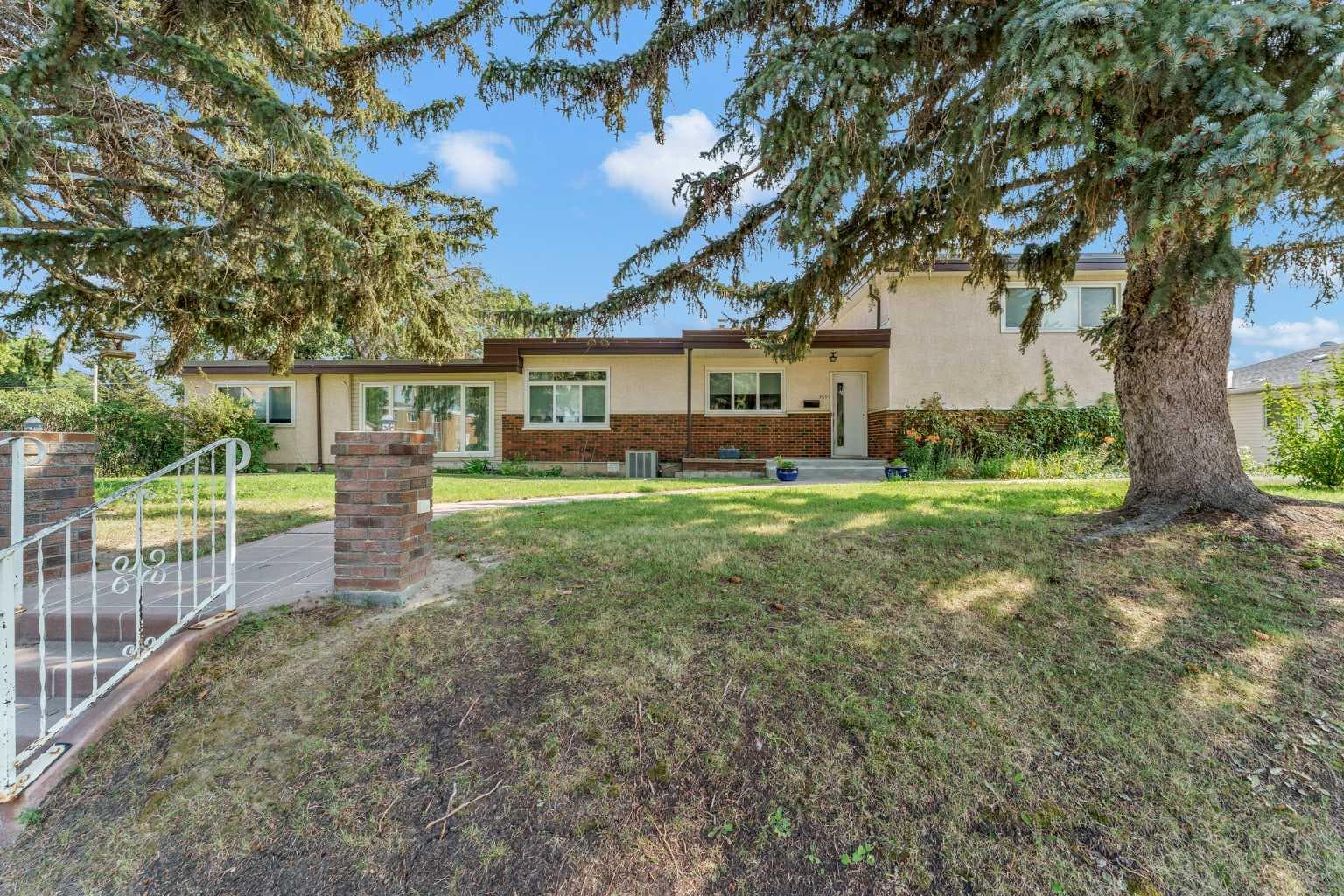 303 10 Street SW — photo 1