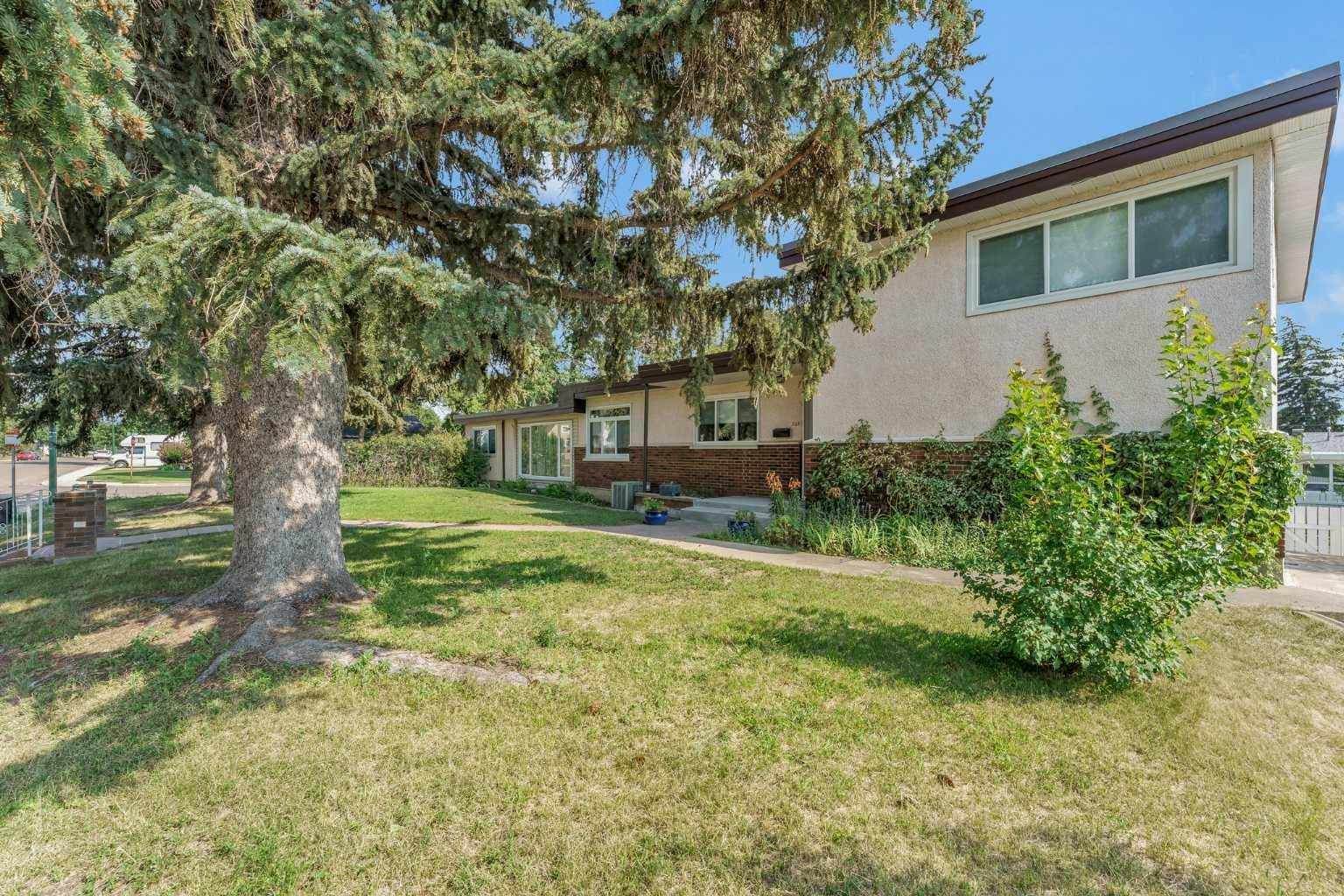303 10 Street SW — photo 2