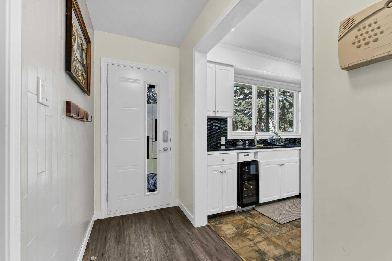303 10 Street SW — photo 5