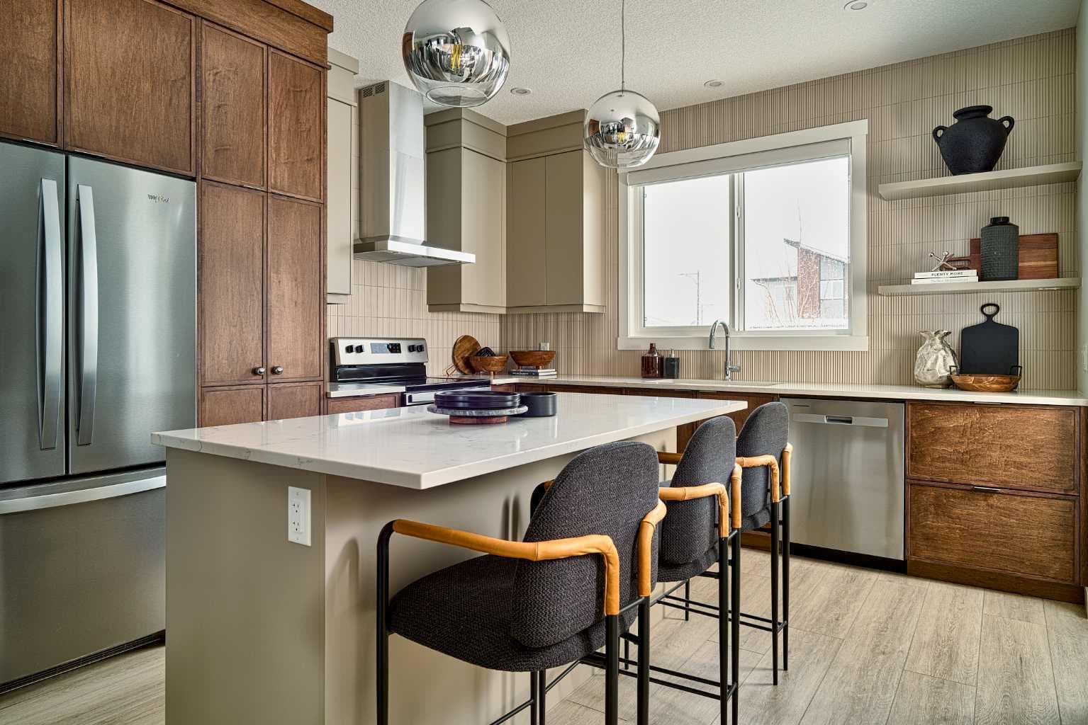 906 Chinook Winds Meadow SW — photo 2