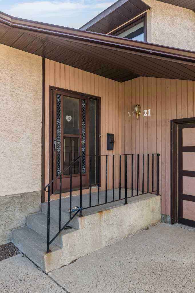 21 Rundle Crescent SE — photo 3